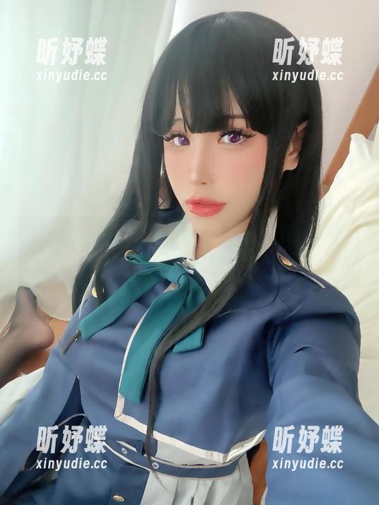 花リリ(Plant Lily)与浴缸：她的美图总带点俏皮。